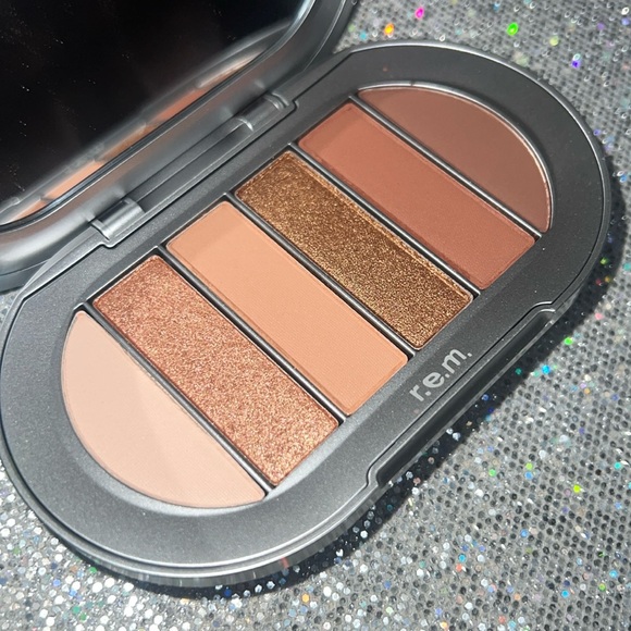 ✨🆕✨ R.E.M. BEAUTY Midnight Shadows Eyeshadow Palette in Babydoll - Picture 4 of 9